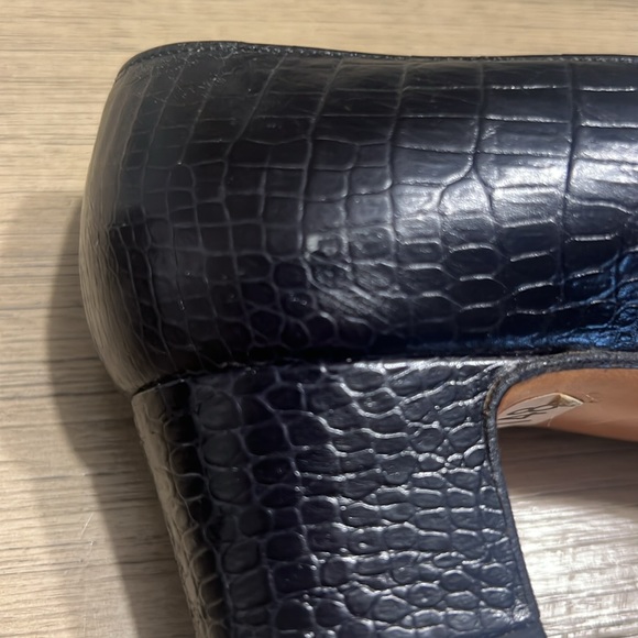 Salvatore Ferragamo Black Croc Print Classic Office Pumps 5.5B. Bottoms worn - Picture 10 of 10